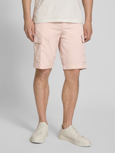 Männermodel trägt Relaxed Fit Cargoshorts aus Baumwoll-Mix Modell 'SISLA' von BOSS Orange, Optik: Unifarben, Label-Patch, Ganzkörperansicht von vorne.
