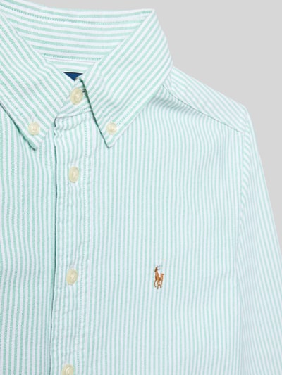 Produktfoto, Regular Fit Vrijetijdsoverhemd uit puur katoen van Polo Ralph Lauren Teens met gestreept all-over motief, button-downkraag, doorlopende knoopsluiting, gestikt logo, fijne geweven structuur, lange mouw, sportmanchet, afgeronde rompzoom, kleur wit met lichtgroene strepen, context: kinderen.