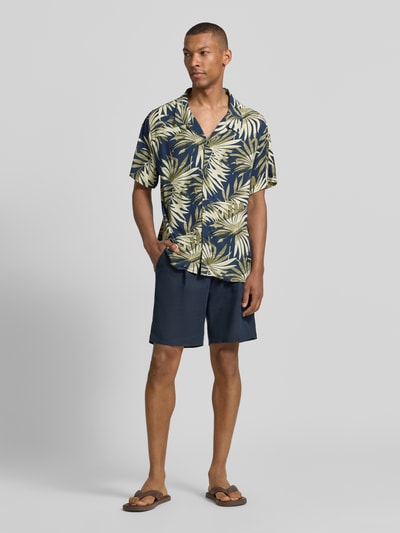 Männermodel trägt Regular Fit Freizeithemd aus reiner Viskose Modell 'BEACH SHIRT' von BOSS mit Beach-Print, Ganzkörperansicht von vorne.