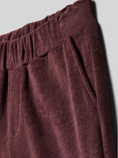 Produktfoto, Regular Fit Sweatshorts aus Baumwoll-Mix von s.Oliver RED LABEL, Optik: Unifarben, Passform: Regular-Fit, Bundabschluss: Elastisch, mit Weitenregulierung innen, Gesäßtasche, seitliche Eingrifftaschen, Materialverarbeitung: Sweat, Material: Baumwolle-Mix, weiche Textur in dunklem Rotbraun.