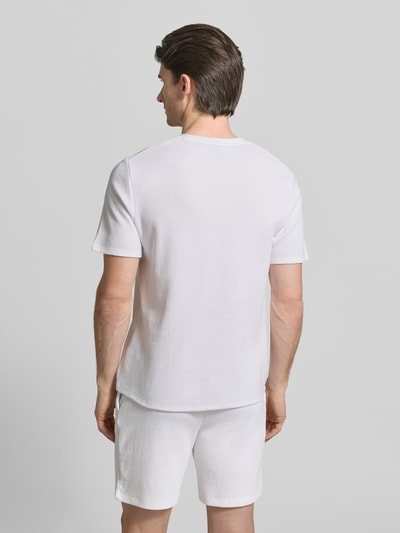 Männermodel trägt Regular Fit Pyjama-Oberteil aus Baumwoll-Mix Modell 'WAFFLE' von BOSS, Optik: Unifarben, Ganzkörperansicht Rückansicht.