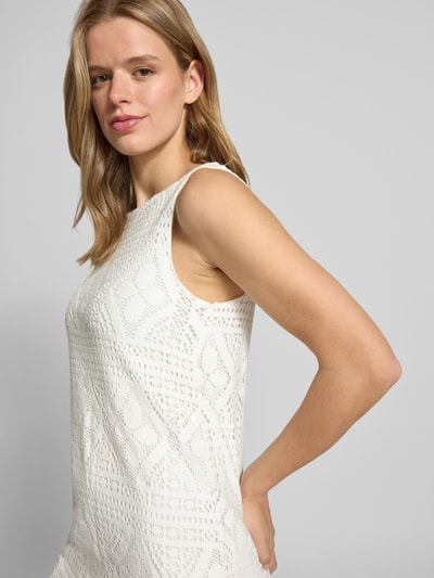 Frauenmodel trägt Körpernahes Freizeitkleid aus Baumwoll-Mix Modell 'BONNIE' von Pieces, Optik: Unifarben, Struktur, breite Träger, U-Boot-Ausschnitt, Mini, Nahaufnahme Oberkörper.