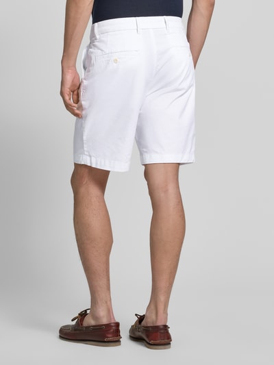 Männermodel trägt Chinoshorts aus Baumwoll-Mix Modell 'DOVER' von Tommy Hilfiger, Optik: Unifarben, Passform: Regular-Fit, Ganzkörperansicht Rückansicht.