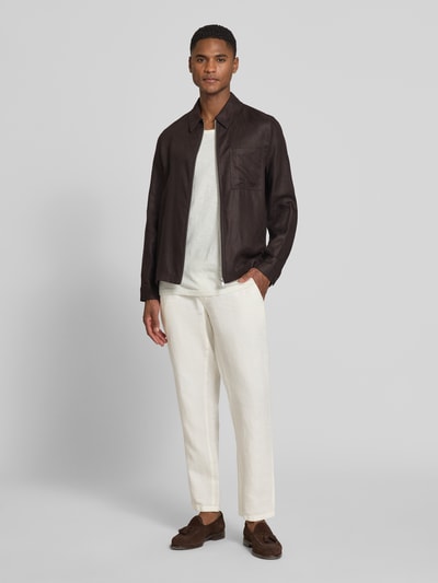Mannelijk model draagt Slim Fit Leinenhose aus reinem Leinen Modell 'Fabio' van Brax in effen kleuren look met labelapplicatie, riemlussen, knoop- en ritssluiting, boord met tunnelkoord, achterzakken en steekzakken, materiaal: linnen, geheel lichaam vooraanzicht.