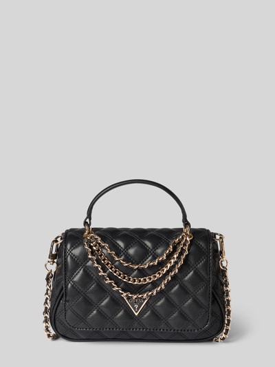 Produktfoto, schwarze Handtasche mit Steppnähten, goldene Ketten, Magnetverschluss, Label-Applikation, Guess Handtasche mit Steppnähten Modell 'GIULLY II', Tragehenkel und Schulterriemen, Maße: 21x16x6 cm, Länge Schulterriemen 116 cm