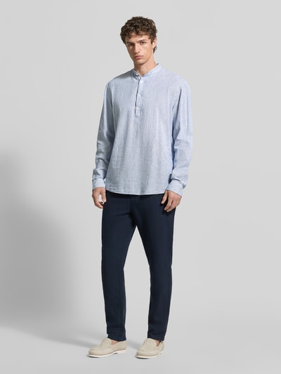 Männermodel trägt Regular Fit Freizeithemd aus Leinen-Baumwoll-Mix von MCNEAL in Hellblau mit Stehkragen, Knopfleiste, Ganzkörperansicht von vorne. Rückenlänge bei Größe M: 75 cm, Schulterbreite: 51 cm, Ärmellänge: 66 cm.