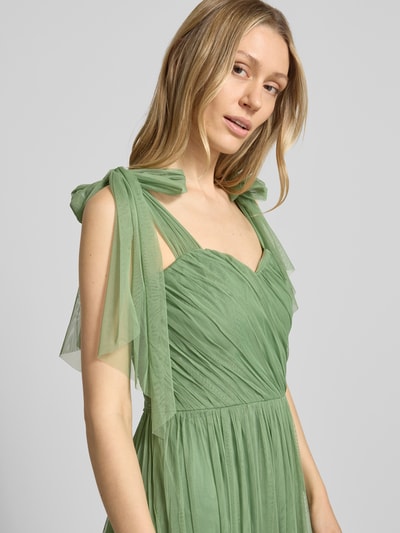 Vrouwenmodel draagt knielange cocktailjurk im stufen-look van LACE & BEADS, mesh, A-lijn, draperingen, ruglengte maat S 104 cm, borstwijdte 40 cm, mesh textuur, effen groen, laagjeslook, nahaufnahme bovenlichaam.