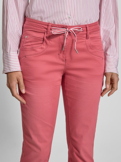 Frauenmodel trägt Relaxed Fit 7/8 Hose aus Baumwoll-Mix von Tom Tailor, Optik: Unifarben, Passform: Relaxed-Fit, 5-Pocket-Design, Twill, Nahaufnahme Oberkörper.