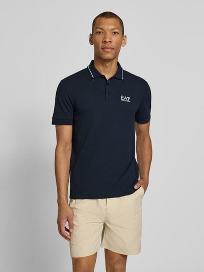 Męski model nosi Regular Fit Poloshirt mit Logo-Print od EA7 Emporio Armani, granatowy kolor, bawełniano-elastyczny materiał, przód, całe ciało.