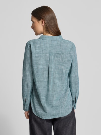Männermodel trägt Regular Fit Hemdbluse aus reiner Baumwolle von Tom Tailor, wzór pepitka, niebieski, krój regular fit, tkanina o drobnym splocie, widok całej sylwetki z tyłu