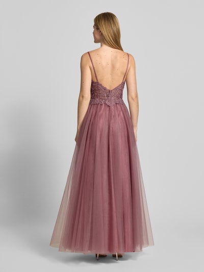 Modelka nosi Sukienka wieczorowa 'Abendkleid mit floralem Spitzenbesatz' od Mascara z tiulu, taliowany krój, obszycie koronką, obszycie ozdobnymi kamieniami, bez rękawów, cienkie ramiączka, halka pod spódnicę, wszyty zamek błyskawiczny, rozkloszowana spódnica, długość tyłu w rozmiarze 36: 17 cm, szerokość w rozmiarze 36: 37 cm, widok na całą sylwetkę od tyłu.