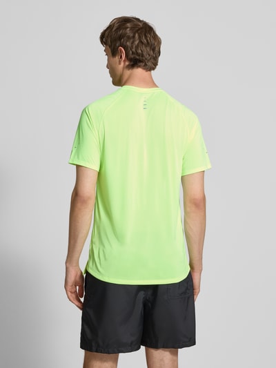 Männermodel trägt neon-gelbes Funktionsshirt mit Logo und Rundhalsausschnitt Modell 'Stride' von NIKE TRAINING, Ganzkörperansicht Rückansicht.