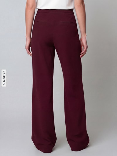 Vrouwenmodel draagt wijde broek met elastische band model 'PALINA' van Raffaello Rossi in bordeauxrood, gladde textuur, dames wijde broek. Volledige lichaamsaanzicht achteraan.