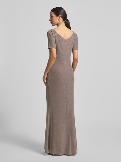 Modelka nosi sukienkę wieczorową 'Abendkleid mit Raffungen' od Vera Mont, mieszanka materiałów z dodatkiem streczu, długa sukienka, efekt błyszczący, marszczenia, okrągły dekolt, taliowany krój, długość tyłu w rozmiarze 38: 145 cm, szerokość w rozmiarze 38: 41 cm, długość rękawów w rozmiarze 38: 27 cm, kolor jasnobrązowy, lekko połyskująca faktura, widoczne marszczenia, widoczne dopasowanie do sylwetki, widok całej sylwetki z tyłu
