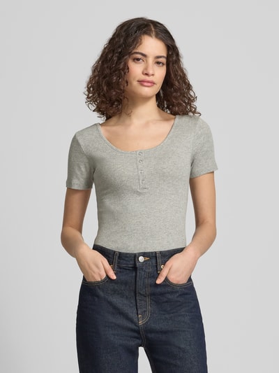 Frauenmodel trägt Slim Fit T-Shirt aus Baumwoll-Mix Modell 'KITTE' von Pieces, Optik: Unifarben, Ripp, U-Boot-Ausschnitt, Kurzarm, Nahaufnahme Oberkörper.