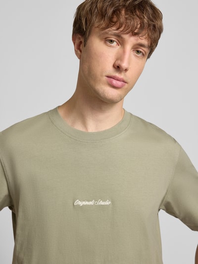 Männermodel trägt T-Shirt mit Label-Stitching Modell 'NORREBRO' von Jack & Jones in Beige, reine Baumwolle, Regular Fit, Nahaufnahme Oberkörper.