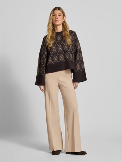 Frauenmodel trägt Weite Hose aus Viskose mit Bügelfalten von windsor., Slim Fit in Beige, glatte Textur, mit elastischem Bund, Ganzkörperansicht von vorne