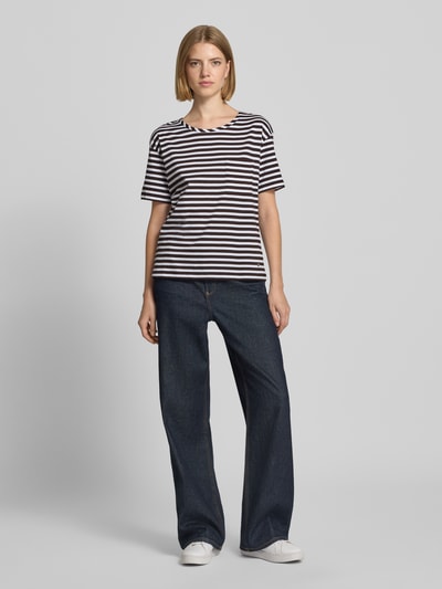 Frauenmodel trägt T-Shirt im Allover-Look mit Rundhalsausschnitt von monari, reine Baumwolle, Regular Fit, navy gestreift, Ganzkörperansicht von vorne.