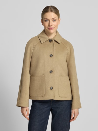 Frauenmodel trägt Relaxed Fit Jacke mit Woll-Anteil von Christian Berg Woman Selection in Beige, große Knöpfe, aufgesetzte Taschen, Nahaufnahme Oberkörper.