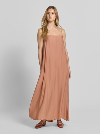 Frauenmodel trägt Maxikleid mit Spaghettiträgern und Karree-Ausschnitt von Style Icon Collection in Terrakotta, Lockerer-Schnitt, Ganzkörperansicht von vorne. Kontext: Schlüsselloch-Ausschnitt und Bindung hinten, Brustweite 27 cm bei Größe 36.