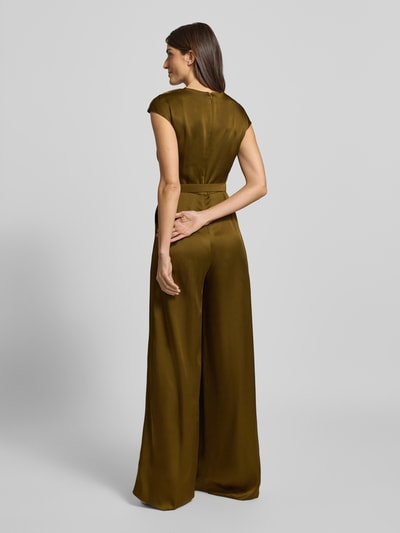 Frauenmodel trägt Regular Fit Jumpsuit mit Gürtel von Max Mara Studio in glänzendem, olivgrünem Satin, unifarben, kurze Ärmel, Ganzkörperansicht Rückansicht.