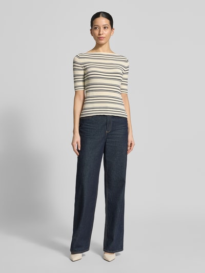 Frauenmodel trägt Slim Fit Strickpullover aus Baumwoll-Mix Modell 'PASATTA' von MAX&Co., gestreift, U-Boot-Ausschnitt, Ganzkörperansicht von vorne.