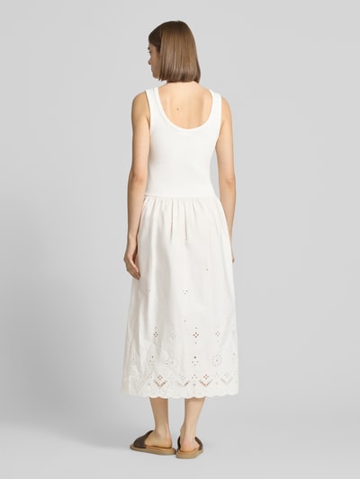 Frauenmodel trägt Ausgestelltes Freizeitkleid aus Baumwoll-Mix von Marc O'Polo Denim in Unioptik mit Lochstickmuster, Midi-Länge, Ganzkörperansicht Rückansicht.