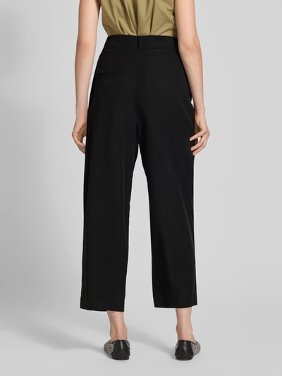 Frauenmodel trägt Hose aus Lyocell-Leinen-Mix mit Gesäßtaschen von JAKE*S STUDIO WOMAN, schwarze Farbe, lockere Form, Ganzkörperansicht Rückansicht.