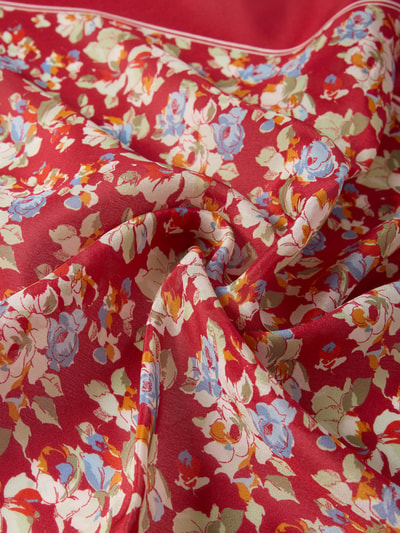 Produktfoto, Tuch aus reiner Seide Modell 'FLR LRG DMD' von Lauren Ralph Lauren, Optik: mehrfarbig, Muster: floral, Applikation: Label-Schriftzug, Materialverarbeitung: Twill, glatte und weiche Textur, lebendige Rottöne mit floralen Mustern.