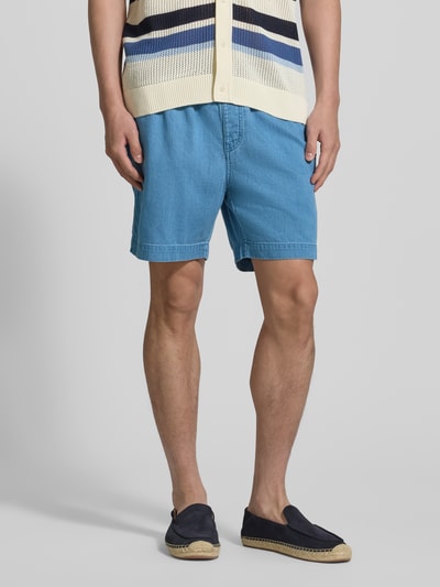 Männermodel trägt Regular Fit Shorts mit elastischem Bund von Gant in Denim-Optik aus reiner Baumwolle, Nahaufnahme Unterkörper.