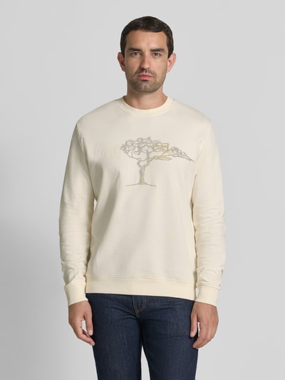 Männermodel trägt Sweatshirt mit Rundhalsausschnitt und Stitching von Fynch-Hatton, Reine Baumwolle, Regular-Fit, creme, Ganzkörperansicht von vorne. Rückenlänge bei Größe M: 70 cm, Ärmellänge bei Größe M: 68 cm.