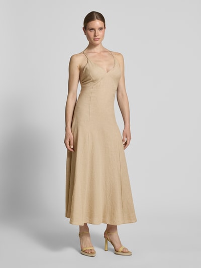 Frauenmodel trägt Regular Fit Leinenkleid mit Viskose-Anteil von Rinascimento in Beige, Maxilänge, Spaghetti-Träger, V-Ausschnitt, Ganzkörperansicht von vorne. Leinen-Mix mit Viskose-Anteil, Rückenlänge 142 cm, Brustweite 36 cm in Größe S.