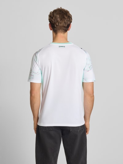 Männermodel trägt Österreich Auswärtstrikot 2026 von PUMA PERFORMANCE in Weiß mit Label-Stitching, Regular-Fit, Rückenlänge 69 cm, Ganzkörperansicht Rückansicht.