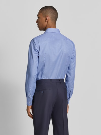 Männermodel trägt hellblaues Slim-Fit Businesshemd aus reiner Baumwolle Modell 'H-HANK-Sp-B1-C1-263' von BOSS, Herren Businesshemd, Ganzkörperansicht Rückansicht.