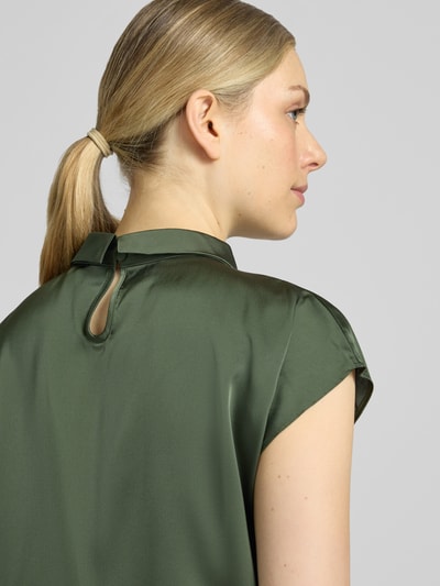 Frauenmodel trägt Blusentop aus Satin mit Knotendetail Modell 'Fleur Drapy' von Neo Noir in Grün, glatte Textur, Rückenansicht, Nahaufnahme Oberkörper. Damen Blusentop, Regular Fit, Rückenlänge bei Größe 36: 59 cm.