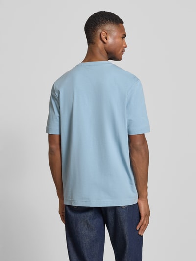 Männermodel trägt Regular Fit T-Shirt aus Baumwoll-Mix Modell 'TCHUP' von BOSS Orange in Hellblau, unifarben, Ganzkörperansicht Rückansicht.