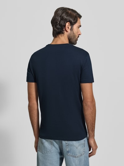 Männermodel trägt T-Shirt mit Label-Print von Polo Ralph Lauren, dunkelblau, reine Baumwolle, Slim Fit, Rückenansicht Ganzkörperansicht.