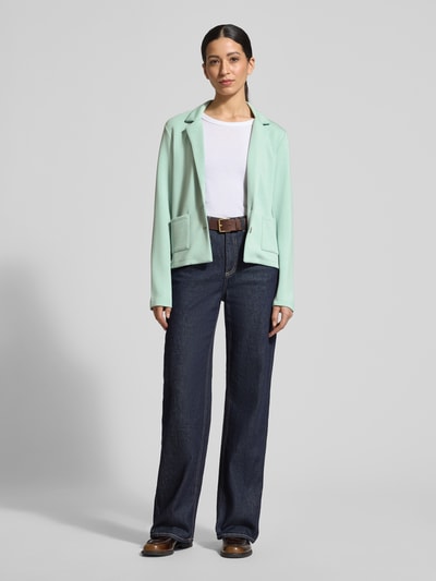 Vrouwenmodel draagt Sweatblazer met Taschen und Revers van Christian Berg Woman in mintgroen, regular fit, modal mix, met zakken en reverskraag, knoopsluiting, volledige lichaamsaanzicht van voren.