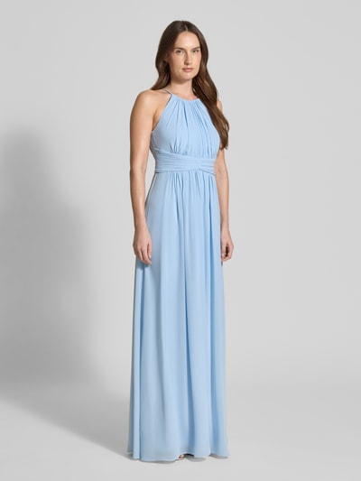 Frauenmodel trägt Abendkleid mit Raffungen von Jake*s Cocktail in Hellblau, Maxilänge, tailliert, Rückenausschnitt, Ganzkörperansicht von vorne.