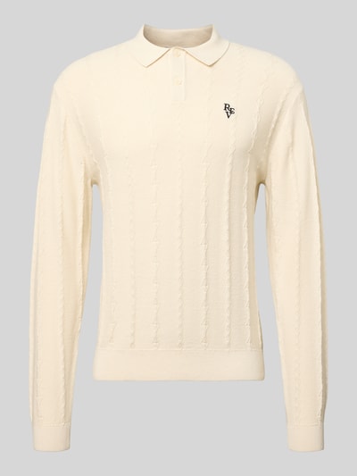 Produktfoto, cremefarbener Strickpullover mit Strukturmuster und Polokragen von REVIEW aus reiner Baumwolle, Slim Fit, Logo-Bestickung auf der Brust.