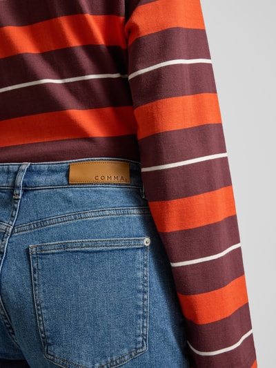 Frauenmodel trägt Jeans mit 5-Pocket-Design von comma im Baumwoll-Elasthan-Mix, blaue Denimstruktur, Detailaufnahme Rückansicht