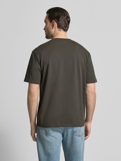 Männermodel trägt Oversized T-Shirt mit Rundhalsausschnitt von Lindbergh aus Reine Baumwolle, Label-Detail, Rückenlänge 70 cm, Ganzkörperansicht Rückansicht.