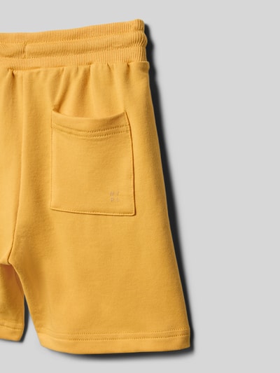 Produktfoto, Sweatshorts mit Seiten- und Gesäßtaschen von Mayoral aus Baumwoll-Mix mit Stretch-Anteil, Gerader-Schnitt, gelb, sichtbare Tasche, strukturierte Oberfläche, Bundweite 28 cm, Innenbeinlänge 13 cm bei Größe 116, elastischer Bund mit Tunnelzug.