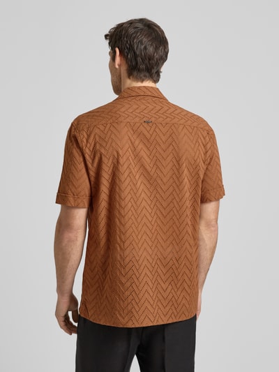 Männermodel trägt Relaxed-Fit Freizeithemd mit Lochmuster Modell 'Honolulu' von Antony Morato in Braun, Reine Baumwolle, Rückansicht Ganzkörperansicht.