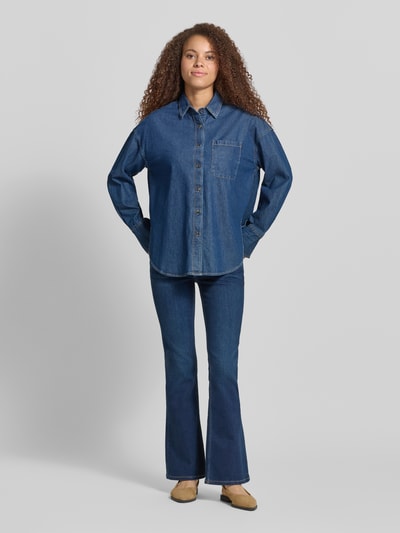 Frauenmodel trägt Slim Fit Bootcut Jeans aus Baumwoll-Mix Modell 'PIMLICO' von Pepe Jeans, Denim-Optik, 5-Pocket-Design, Twill, Ganzkörperansicht von vorne.
