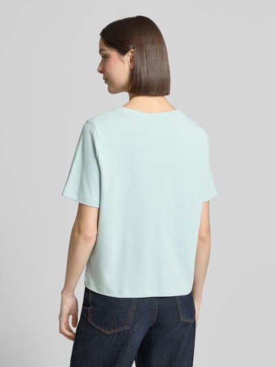 Modelka nosi Relaxed Fit T-Shirt aus reiner Baumwolle von Tom Tailor, kolor jednolity, bawełna, krótkie rękawy, widok z tyłu, cała sylwetka.