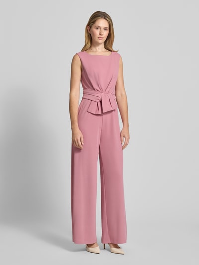Vrouwenmodel draagt Jumpsuit mit Knotendetail van Vera Mont in roze, materiaalmix met stretch, regular fit, ronde hals, volledige lichaamsweergave van voren