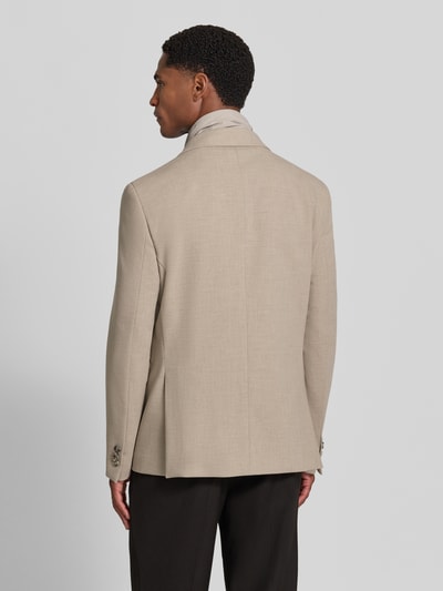 Männermodel trägt Slim Fit Sakko mit Viskose-Anteil von Manuel Ritz in beige, Materiaalmix, Reverskraag, Knoopsluiting, Ruglengte 78 cm, Schouderbreedte 44 cm, Mouwlengte 68 cm, zijzakken, borstzak, Ganzkörperansicht Rückansicht