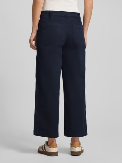 Frauenmodel trägt Regular Fit Culotte aus Baumwoll-Mix von Lauren Ralph Lauren in Dunkelblau mit Gesäßtaschen, Rückansicht, Ganzkörperansicht.