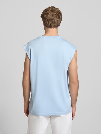 Männermodel trägt Regular Fit Tank Top aus reiner Baumwolle Modell 'NURAZAK' von Hugo Blue, Optik: Unifarben, Ganzkörperansicht Rückansicht.
